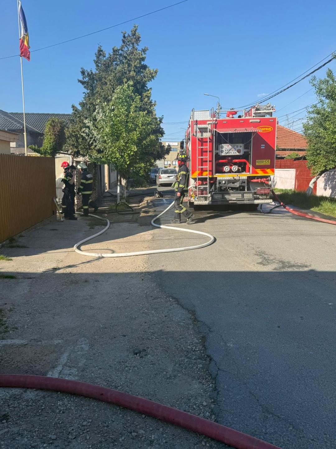 Incendiu puternic în Arad: o anexă gospodărească și o locuință au fost cuprinse de flăcări. Intervenție de peste patru ore a pompierilor