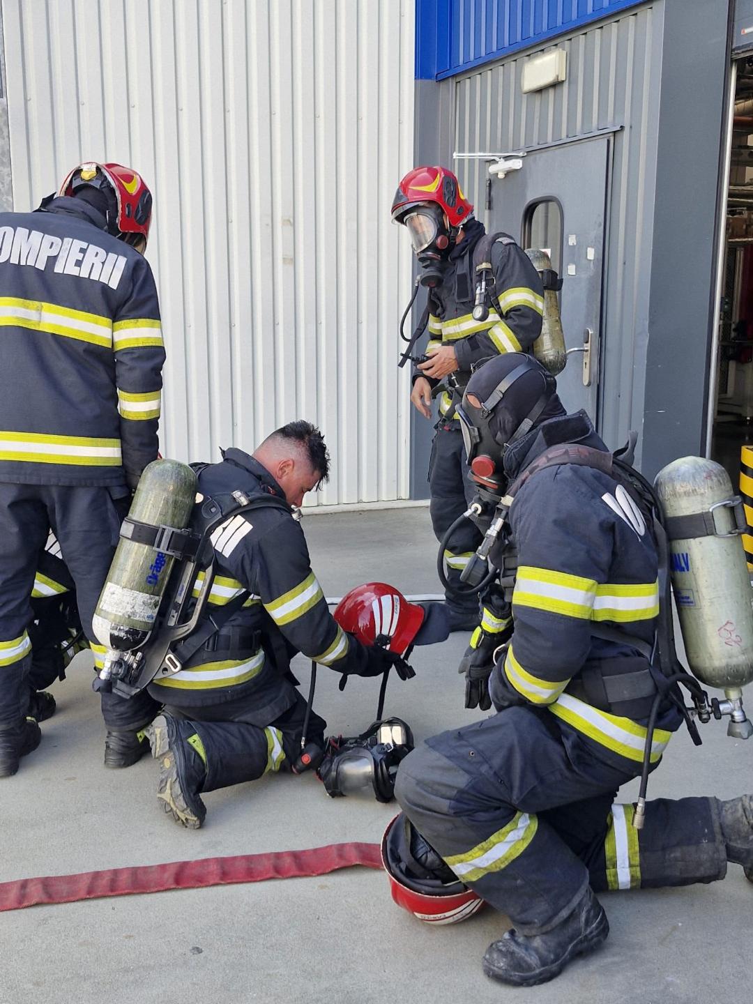 Exercițiu al pompierilor arădeni, desfășurat pe cod roșu de caniculă. Salvatorii au intervenit echipați complet într-un scenariu de incendiu industrial