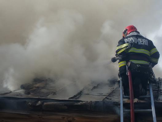 Incendiu puternic la o locuință de pe strada Constituției. Pompierii au împiedicat propagarea flăcărilor, fără victime