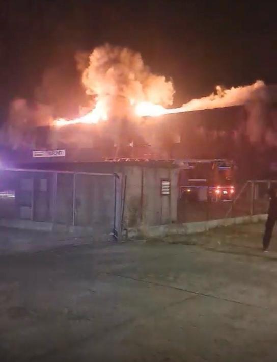 Incendiu de proporții la un service auto din Arad. A fost emis mesaj RO-ALERT din cauza fumului dens