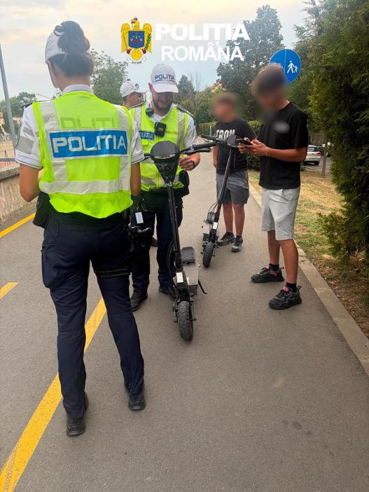 Polițiștii din Arad au ieșit pe faleza Mureșului pentru a preveni accidentele. Recomandările transmise bicicliștilor și utilizatorilor de trotinete