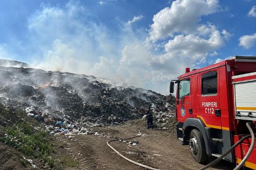 Update -Incendiu la groapa de gunoi de la periferia Aradului. Flăcările au cuprins aproximativ 500 de metri pătrați