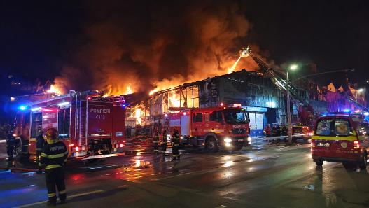 Incendiu la un depozit de electrocasnice din Vlaicu. Pompierii intervin la fața locului