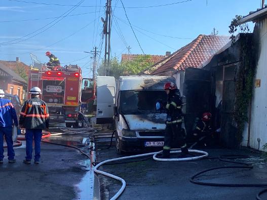 Incendiu la două garaje în municipiul Arad. Două persoane au suferit arsuri VIDEO
