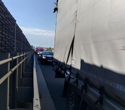 Accident între două autotrenuri pe A1, în apropiere de Arad. Banda de urgență și banda 1, închise