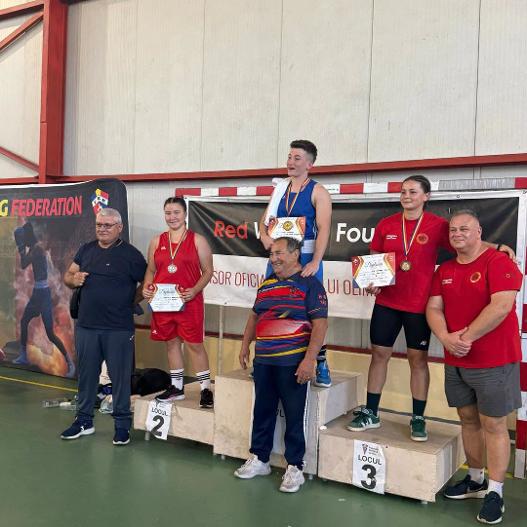 Bronz la Campionatul Național de Box Feminin pentru o jandarmeriță din Arad! La doar 23 de ani, Andreea Ilie continuă să confirme că performanța se construiește cu disciplină, determinare și multă muncă.