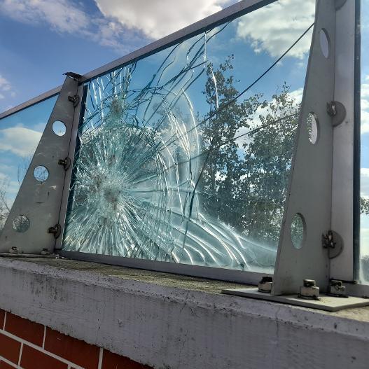 Aproape toate panourile de sticlă ale digului panoramic din Arad au fost vandalizate