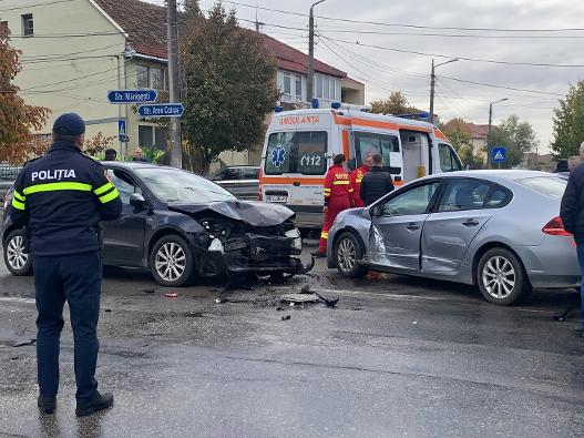 Accident în Arad: două mașini s-au ciocnit, cinci persoane implicate. O tânără a ajuns la spital