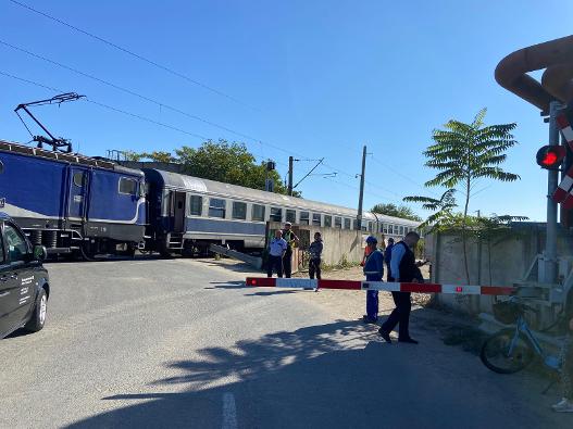 Update2 accident tren-bărbatul s-a așezat pe burtă,în fața trenului VIDEO