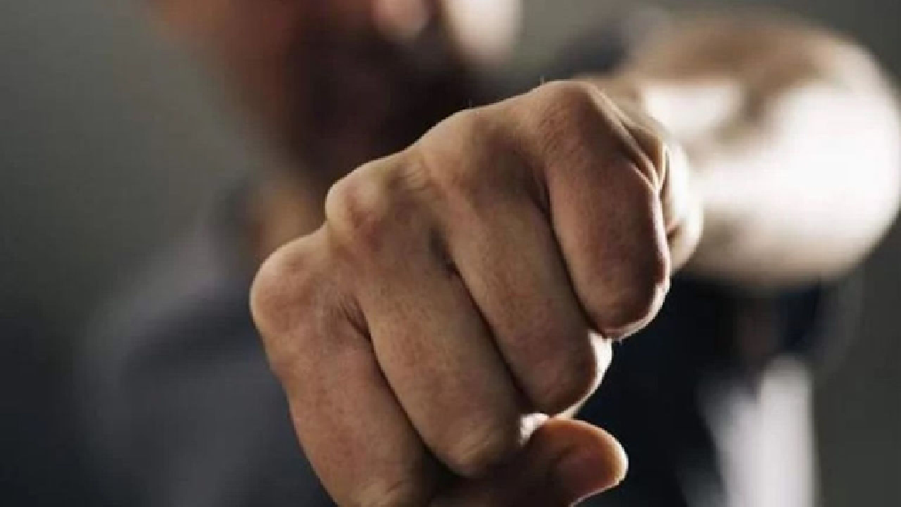Bătaie în baia unui club din Arad: adolescent de 17 ani, cercetat penal,un tânăr de 27 ani are 45 de zile de îngrijiri medicale