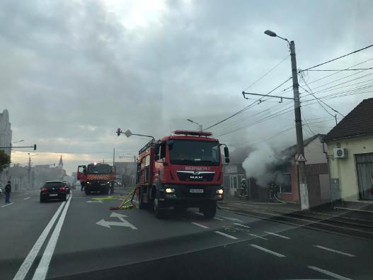 Incendiu la un magazin second-hand de pe strada Petru Rareș din Arad. Pompierii intervin cu mai multe echipaje