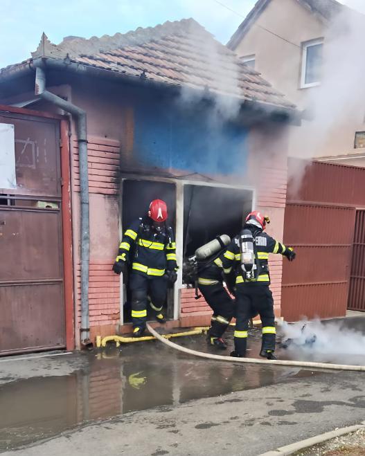 UPDATE | Incendiul a fost localizat. Nu sunt victime, iar pericolul de explozie a fost eliminat Incendiul a fost localizat, fără a fi înregistrate victime și fără riscul de propagare la alte construcții.Din păcate,hidranții nu funcționau VIDEO
