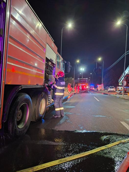 Incendiu într-un apartament de pe strada Școalei din Arad. Un bărbat intoxicat cu fum a fost evacuat de pompieri