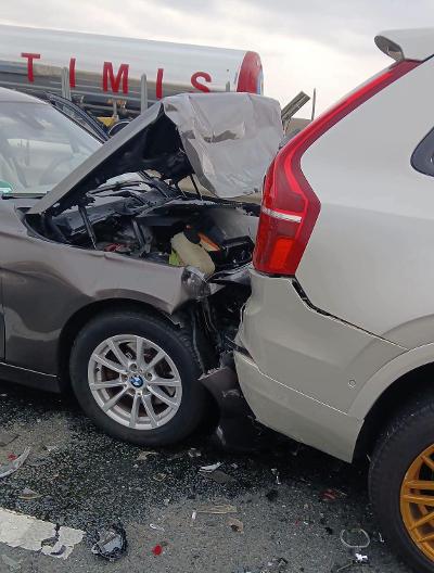 Imagine galerie Accident în lanț cu cinci autoturisme pe Autostrada A1, la kilometrul 512. DRDP Timișoara: Traficul se desfășoară pe banda de urgență